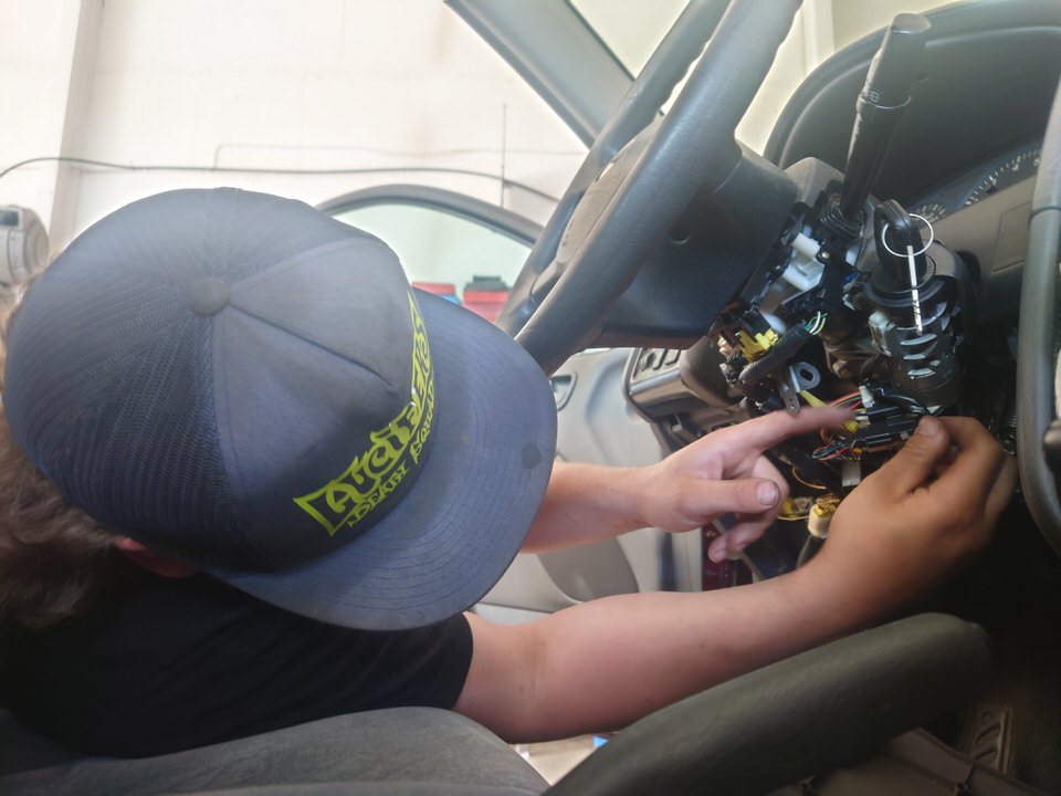 Garageratto Savonlinna Enonkoski Kerimäki autokorjaamon Timo laittaa virtalukon pohjan