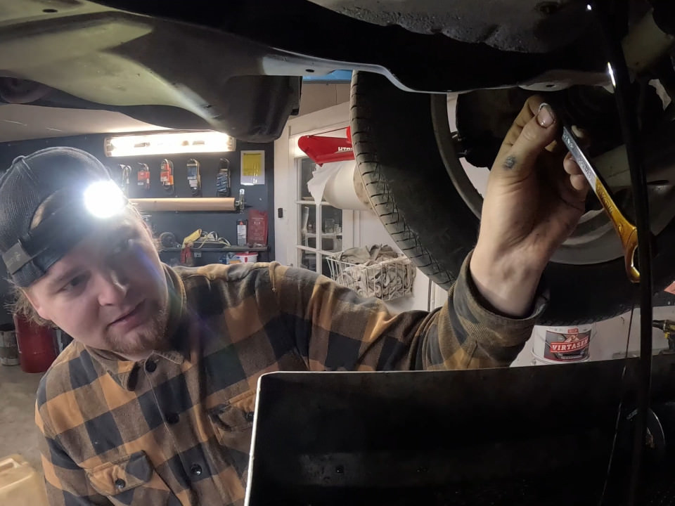 garageratto Savonlinna Enonkoski Kerimäki autokorjaamo öljyjen vaihto, tarkistus onko metallia hiutaleita öljyssä