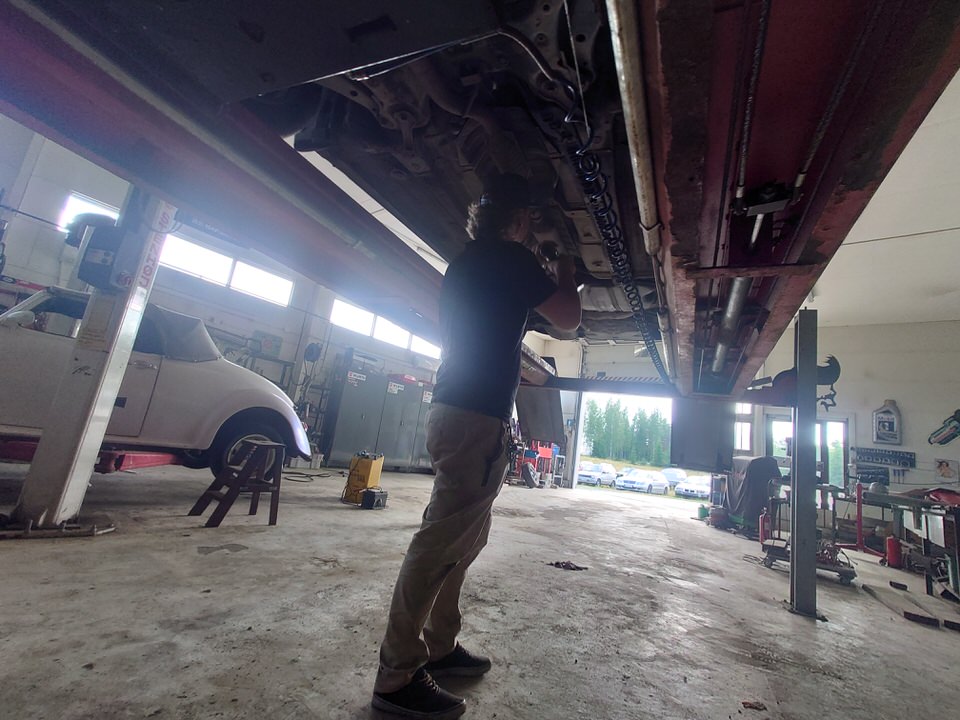 garageratto Savonlinna Enonkoski Kerimäki autokorjaamo sisältä, autonpohjan 